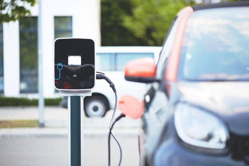 Une voiture en train de se recharger à une borne de recharge