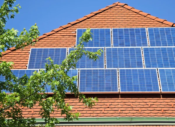 Vue sur des panneaux solaires posés sur le toit d'une maison