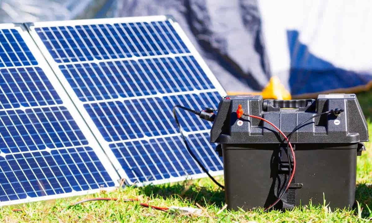 Vue d'une batterie devant des panneaux solaires