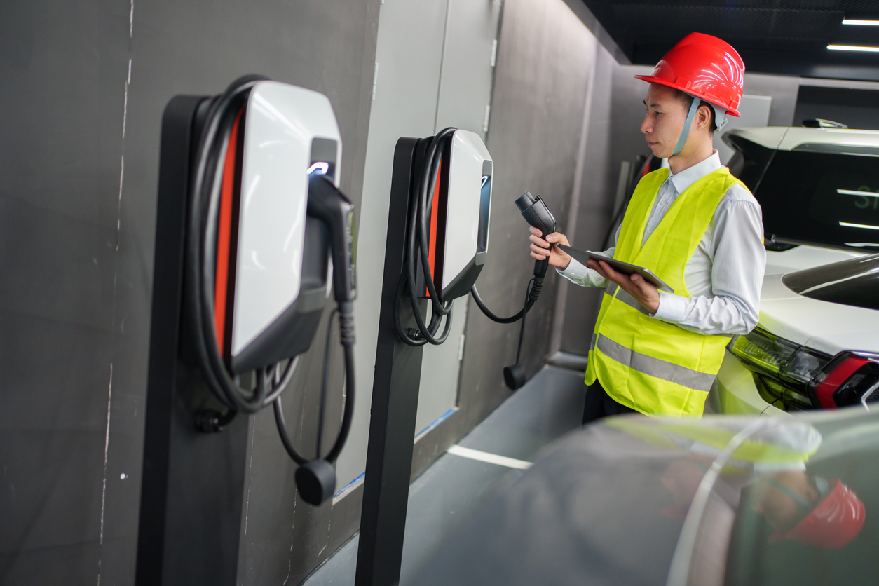 technicien effectuant une opération de maintenance sur une borne de recharge