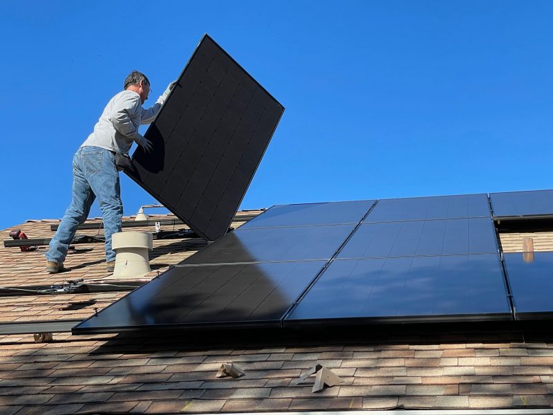 installateur posant des panneaux solaires sur un toit