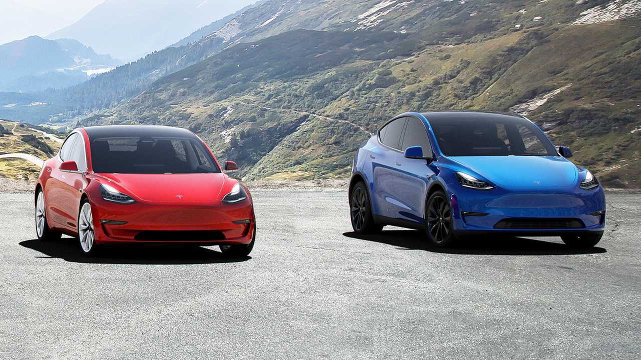 Image d'une Tesla Model 3 à côté d'une Tesla Model Y