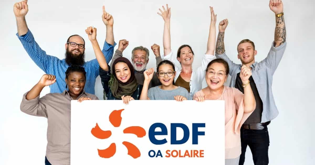 Groupe de personnes souriantes devant un panneau EDF OA.